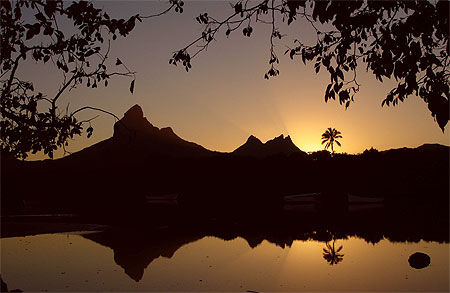 Le soleil se lève sur la Montagne du Rempart, à Tamarin