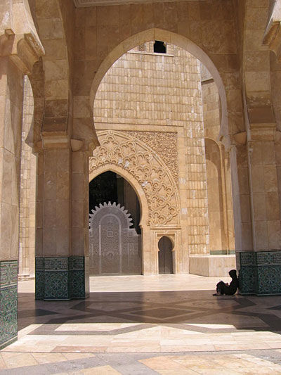Réflexion sous la mosquée