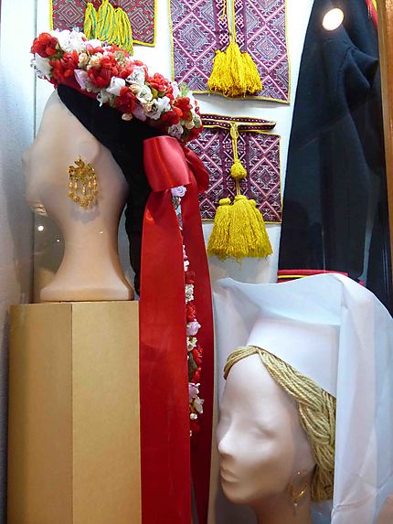 Coiffe traditionnelle de mariée - Musée de Cilipi