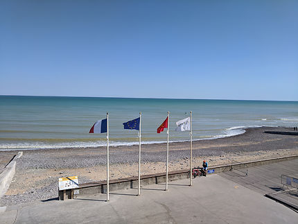 4 drapeaux devant la mer à Veules-les-Roses