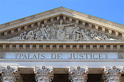 Nîmes - Palais de Justice - Fronton