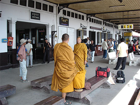 Moines à la gare de Ayutthaya Moines à la gare de Ayutthaya
