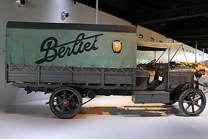 Un camion Berliet CBA