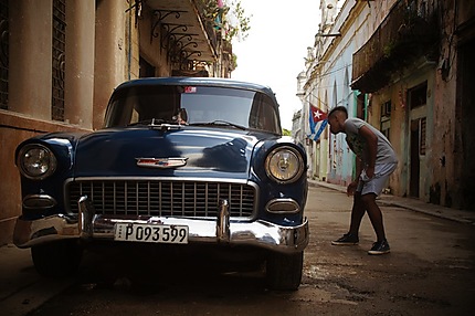 Curieux à La Havane