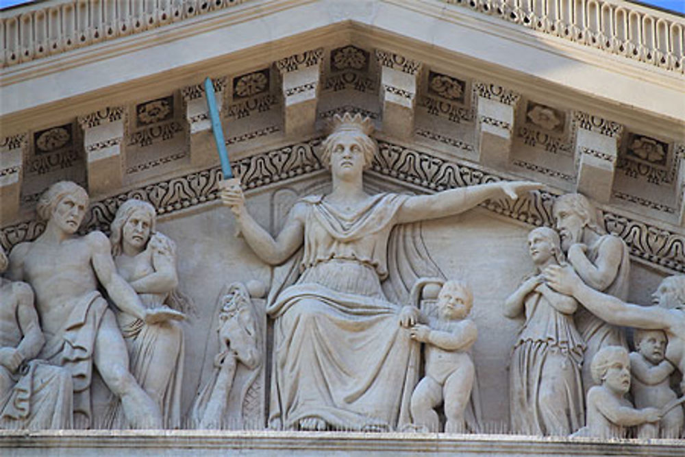 Nîmes - Palais de justice - Fronton - Détail