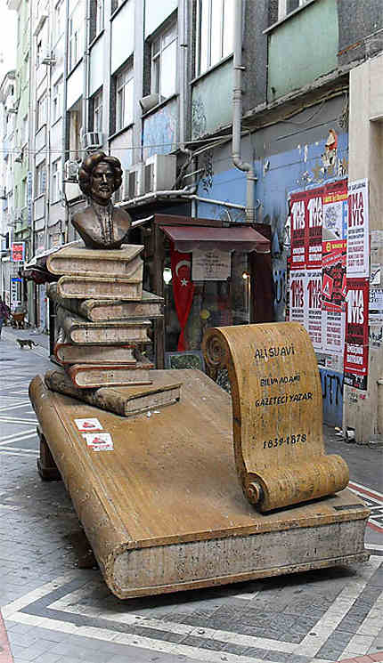 Statue d'écrivain