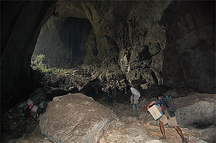 Grotte pour acceder au village de Boumlou