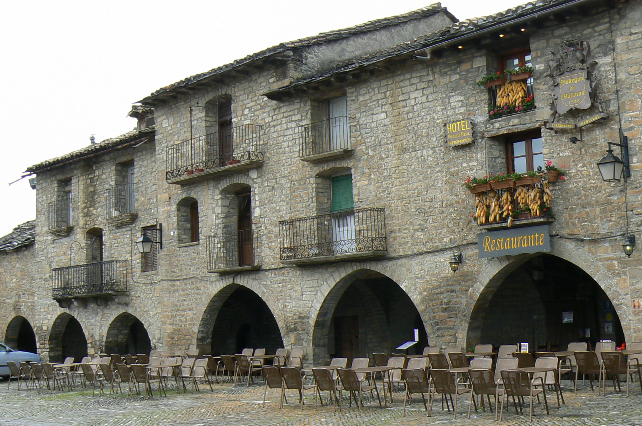 Ainsa, la place et ses boutiques Ainsa, la place et ses boutiques