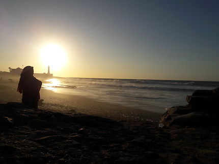 Coucher de soleil sur la plage et le phare de Raba