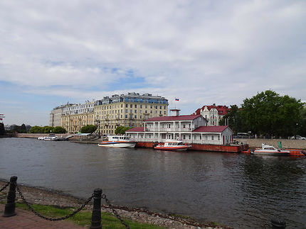 Petits bateaux à Saint-Pétersbourg