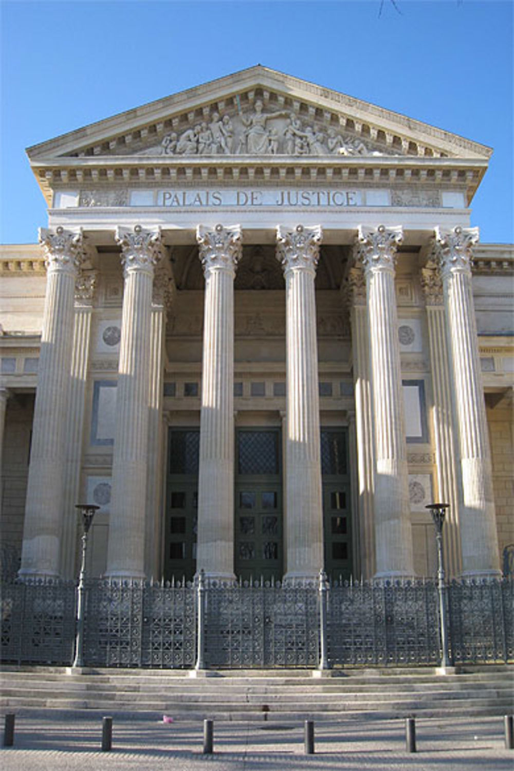 Nîmes - Palais de justice - Colonnades