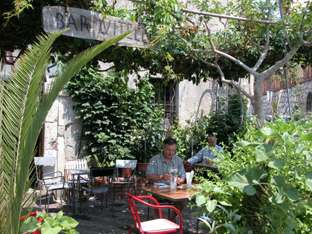 Le bar du "Parrain" Le bar du "Parrain"