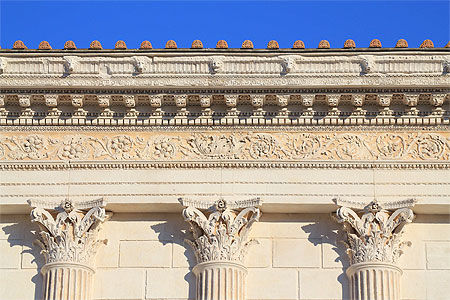 Nîmes - Maison carrée - Chapiteaux et frise