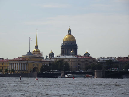 Bâtiments imposants à Saint-Pétersbourg 