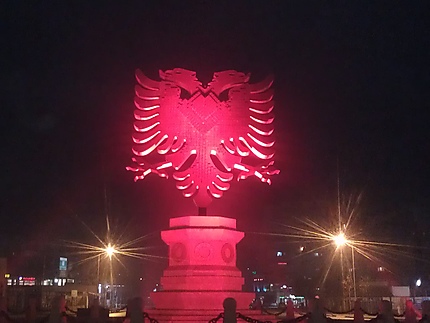 Emblème sur un rond point à l'entrée de Tirana