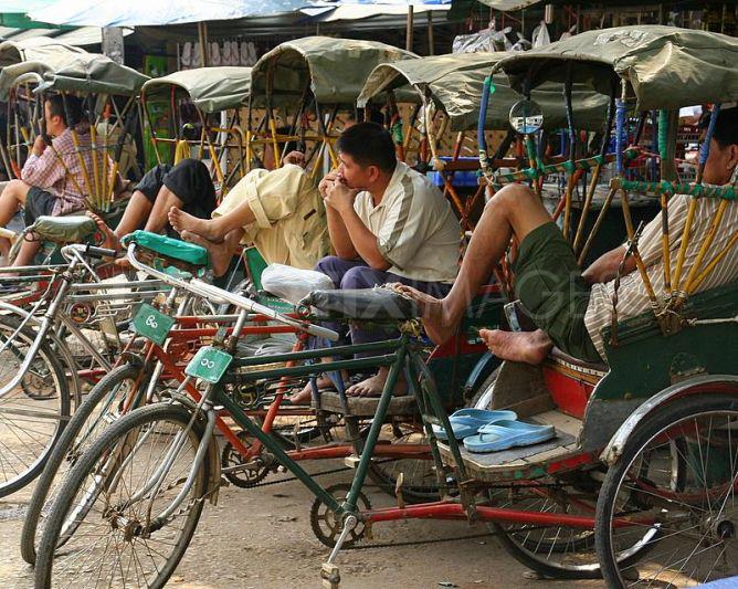 Cyclo-pousse en attente d'un client Cyclo-pousse en attente d'un client