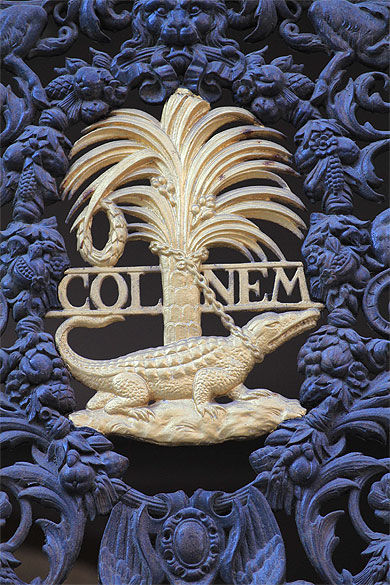 Nîmes - Emblême sur les portes de l'Hôtel de Ville