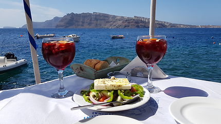 Salade grecque sur la baie d'Ammoudi à Santorin 