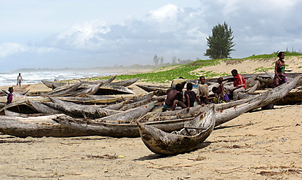 Pirogues des pêcheurs sur la plage