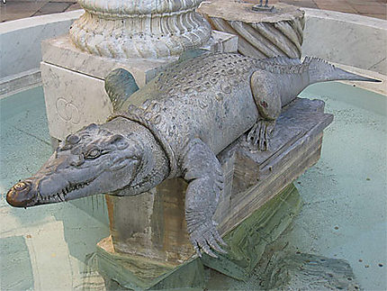 Nîmes - Place du Marché - Fontaine au crocodile
