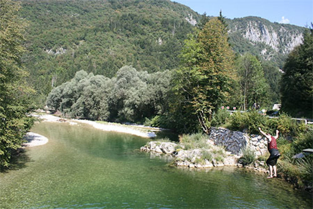 Saut dans la rivière