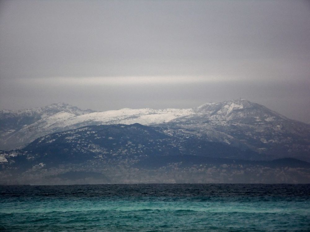 Montagnes enneigées et mer turquoise