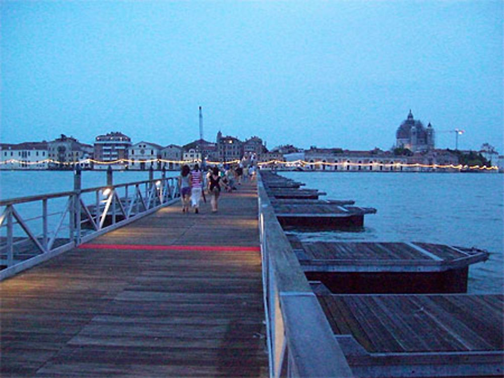 Pont flottant provisoire