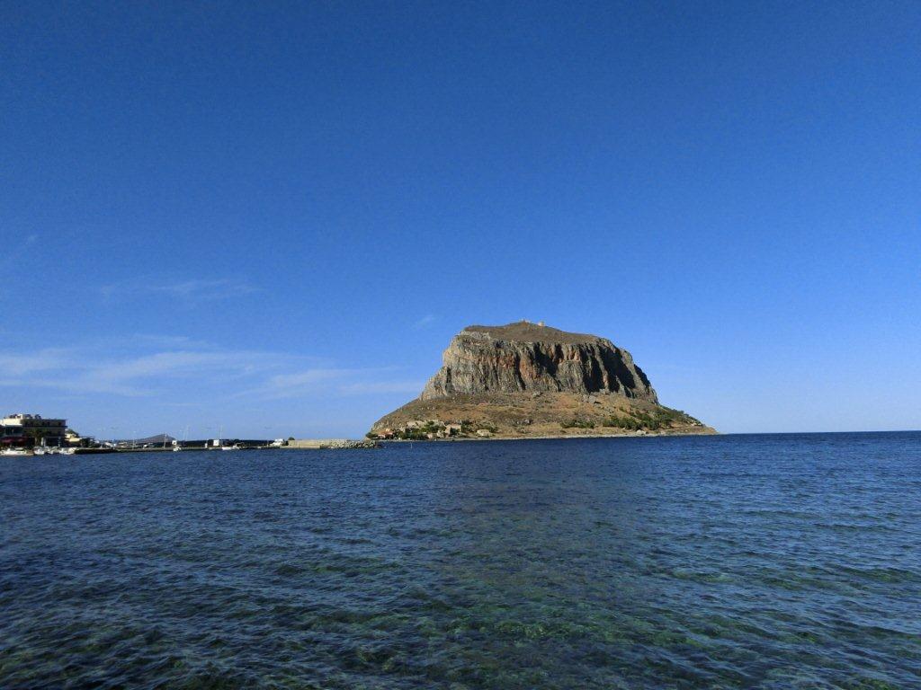 Monemvassia depuis le port de Gefyra