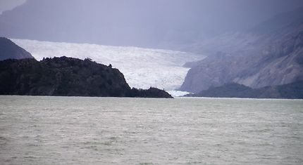 Le lago grey et au fond: le glacier