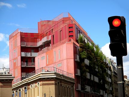 Surprenant immeuble rouge Rue de la Croix Nivert