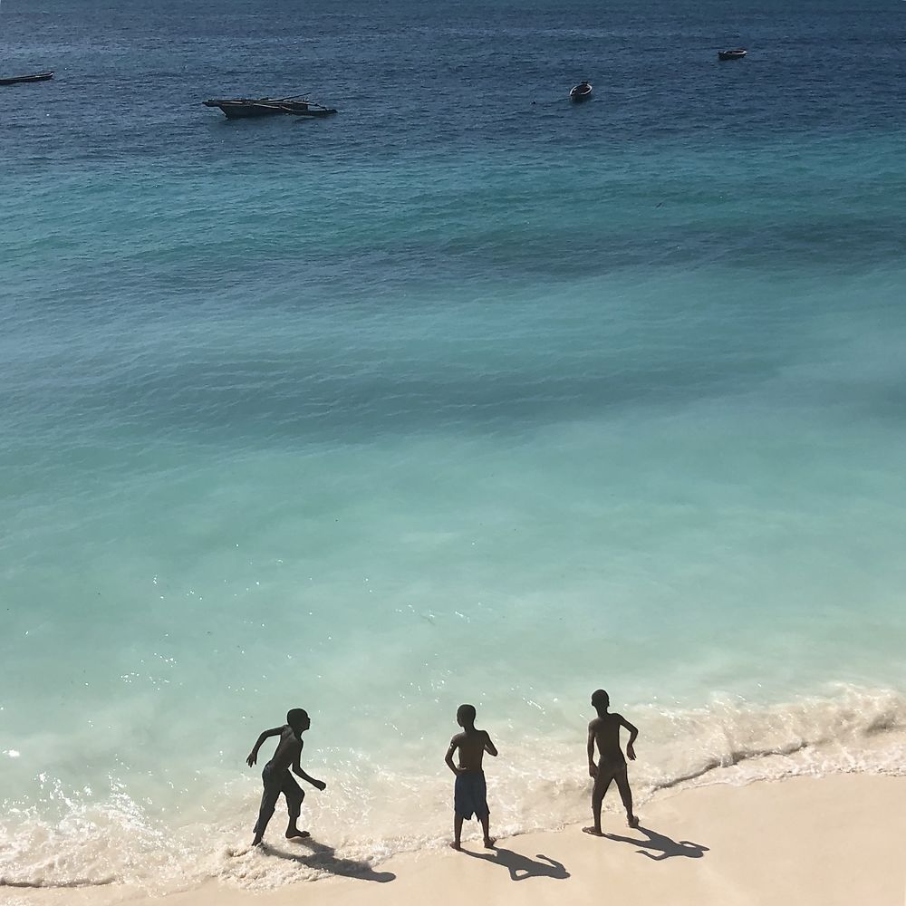 Trois petits bonhommes au bord de l'eau