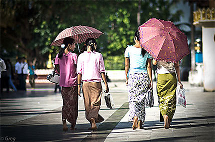 Jeunes filles de Schwedagon