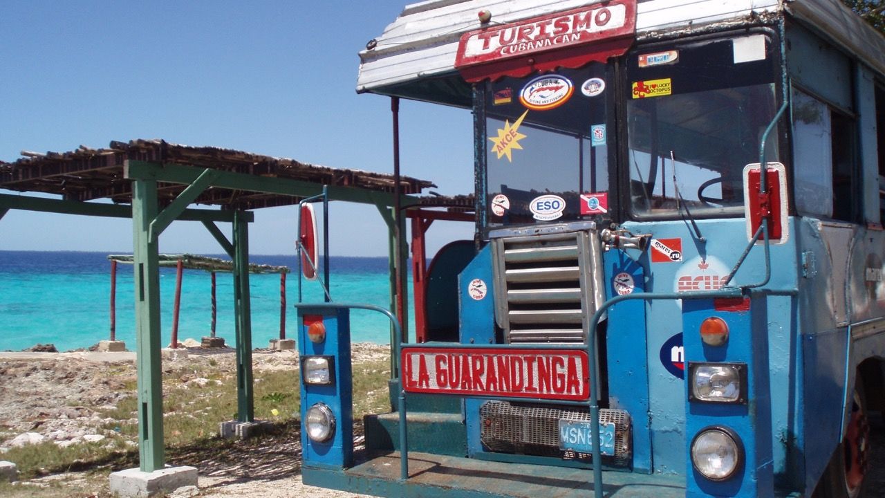 Bus stop à Cuba
