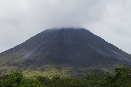 Volcan Arenal, la cime dans dans les nuages