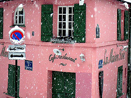 Maison rose sous la neige