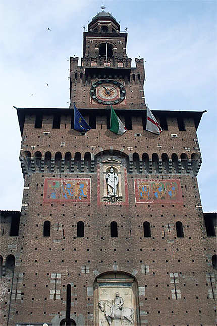 L'imposante porte du château Sforza