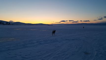 Crépuscule sur le Baikal gelé