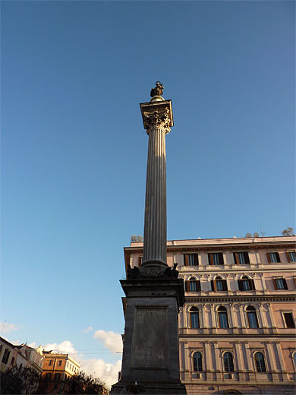 Colonne devant la basilique