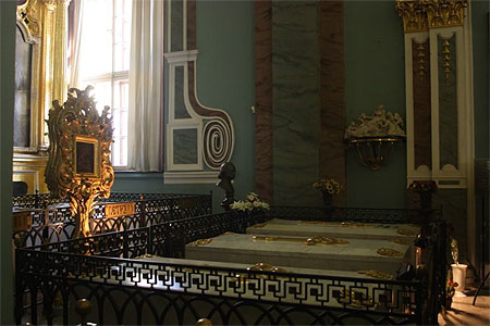 Nécropole des Romanov - Collégiale Pierre et Paul - Tombeau de Pierre Le Grand Nécropole des Romanov - Collégiale Pierre et Paul - Tombeau de Pierre Le Grand