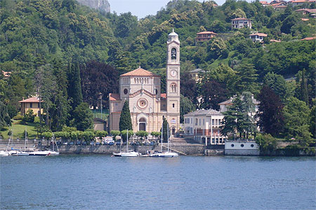 Eglise de Tremezzo vue du Lac de Côme Eglise de Tremezzo vue du Lac de Côme