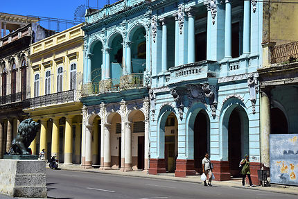 Bâtiments colorés à la Havane