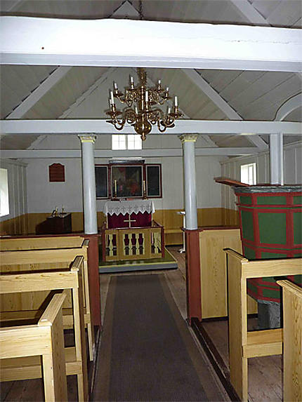 Intérieur de la petite église en bois