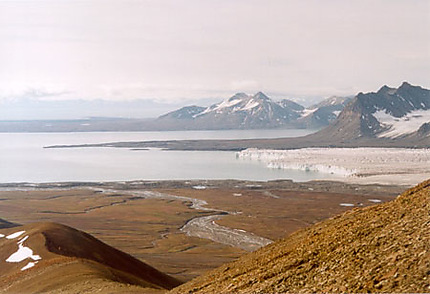 Vue panoramique sur le glacier Svea au Svalbard