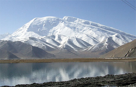 Le Mustag Ata (7.546 m) et le lac Kara Kul Le Mustag Ata (7.546 m) et le lac Kara Kul