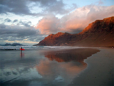 Surfeur sur la plage de Famara Surfeur sur la plage de Famara