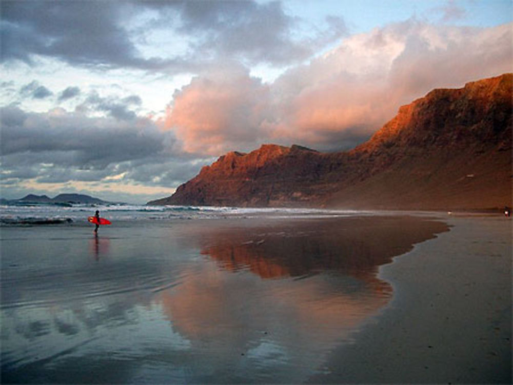 Surfeur sur la plage de Famara