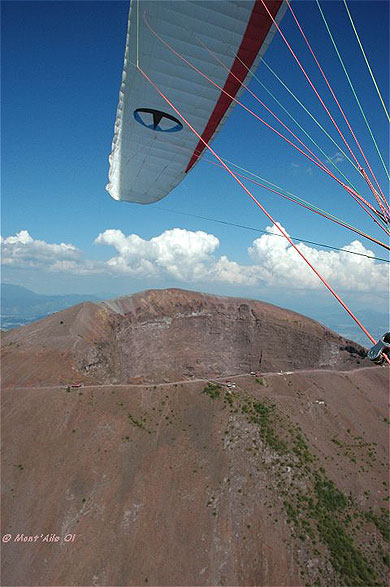 Le Vésuve, vue aérienne survolé en parapente Le Vésuve, vue aérienne survolé en parapente