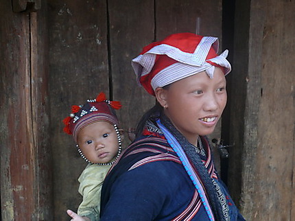 Femme Dzao et son enfant