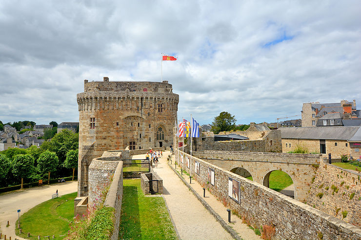 Focus sur la tour et le château de Dinan