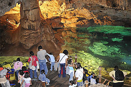 Cenote (grotte avec de l'eau) dans le Yucatán